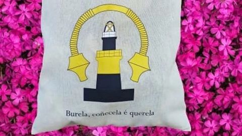 El comercio también vende una «tote bag» con la imagen del torques