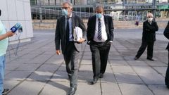 Francisco �lvarez-Cascos, este mi�rcoles, a su llegdaa al juzgado de Oviedo junto a su abogado