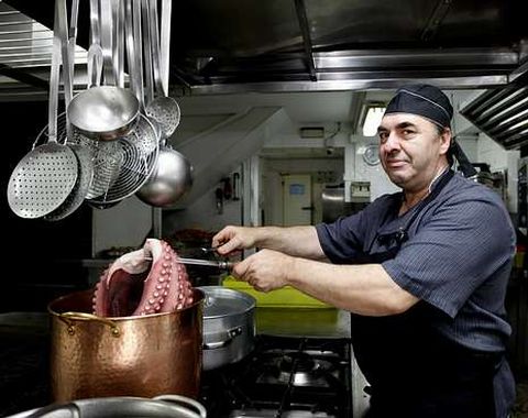 Jos� Mar�a Garc�a prepar� ayer mariscadas en un nuevo D�a de Paco en el Louzao.