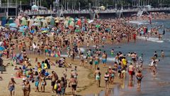 Aspecto de la playa asturiana de San Lorenzo de Gij�n hoy a mediod�a, que presentaba un lleno por los m�s de 25 grados de temperatura y los pocos d�as de sol en el principado.
