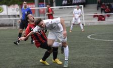 El delantero del Castriz �lex Flores y Richi en una jugada del partido disputado en Vimianzo. 