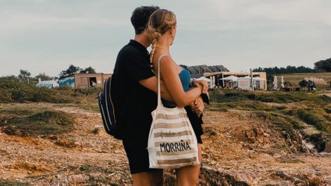 En la foto, Elena lleva una bolsa con la palabra morria, sentimiento que admite tener cuando pasa mucho tiempo fuera de Galicia.