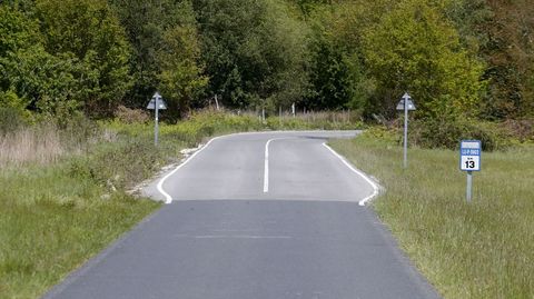 Cambio de anchura y de asfalto en el kil�metro 13 de la carretera de Sober a Doade 