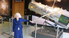 Nancy Grace Roman junto�a un modelo a escala del telescopio espacial Hubble en el a�o 2017.