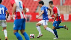 Steven Vetusta Sporting B Molinon.Steven trata de llevarse el esferico frente al Sporting B en la 18/19