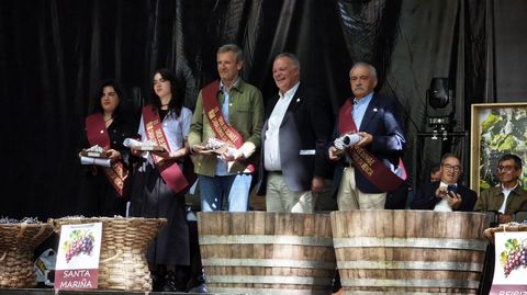 Olga Novo, Paloma Rodr�guez Moure, Alfonso Rueda y Jos� Mouri�o, con el alcalde de O Savi�ao despu�s de ser nombrados nuevos Cabaleiros da Orde da Menc�a.