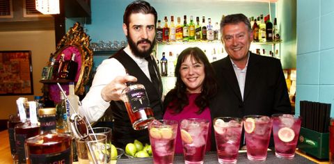 El barman Josinho Mera, Pilar Fernndez, del Atlntico, y Agustn Martnez, de Imagic Gin. 