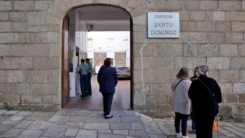 Ana Saavedra, de espaldas, entrando en el Tribunal Militar de A Coru�a