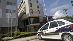 Agentes del Cuerpo Nacional de Polic�a acudieron a auxiliar a la v�ctima del robo, muy cerca de la propia Comisar�a