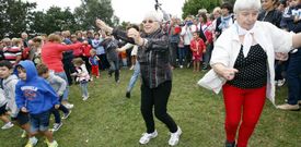 Bailar al ritmo de las gaitas, sin distinci�n de edad, otra costumbre de la ma�ana de San Roque en Viveiro. 
