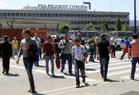 Trabajadores de la planta de PSA en Vigo saliendo de la factor�a. 