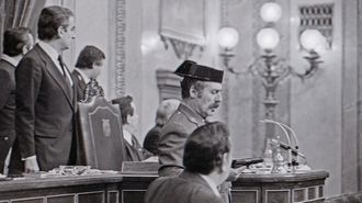 Antonio Tejero, en la tribuna de oradores del Congreso durante el intento fallido de golpe de Estado del 23 de febrero de 1981.