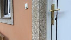 Imapacto de bala en la puerta de la casa en San Sadurni�o