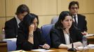 La mujer acusada de matar con laxantes a su pareja, a la izquieda, durante una sesi�n judicial.