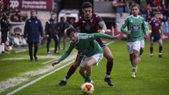 Azael y Miki disput�ndose un bal�n durante el partido de la primera vuelta entre Pontevedra y Racing en Pasar�n