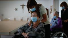 Carmen, en primer t�rmino, y Laura, usuarias de la residencia Padre Rubinos, definen a Samuel como su ��ngel de la guarda�