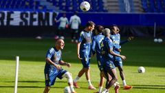El centrocampista del Real Oviedo Santi Cazorla (i) este viernes durante el entrenamiento del equipo, que prepara su partido ante el Levante