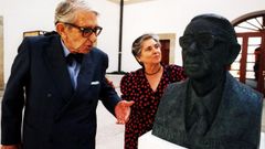 Gonzalo Torrente Ballester, acompa�ado de su esposa, contempla el busto que le dedicaron en Ferrol.