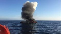 As� fue el rescate de los tripulantes del pesquero incendiado en Bares