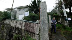 Carteles en casas afectadas por la autov�a A-57 en la parroquia de Bora, en Pontevedra