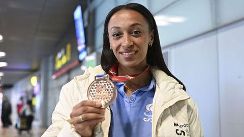Ana Peleteiro, con la medalla conseguida en el Mundial de pista cubierta de Nanjing (China)