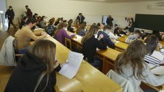 Estudiantes realizando un examen en la facultad de Xornalismo 