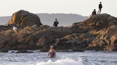 Los vigueses disfrutan de la playa en pleno diciembre