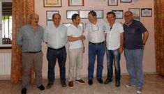 Alejandro Estvez saluda al presidente del club luso en compaa de sus respectivos colaboradores.
