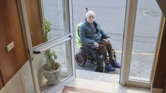Jos� Manuel Rodr�guez, ante el portal al que no puede subir su silla