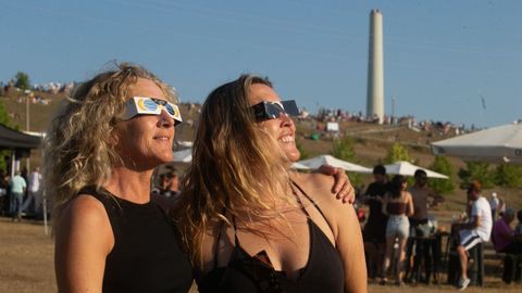 Observaci�n da eclipse dende o lago de As Pontes.