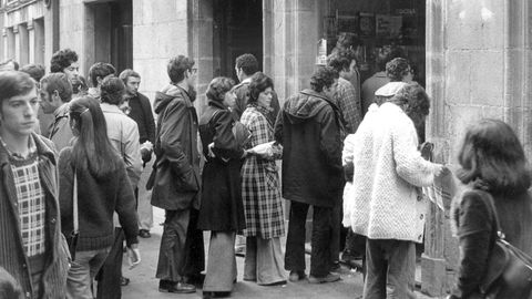 Tras la muerte de Franco en la madrugada del 20 de noviembre, numerosos ciudadanos salieron a la calle bien temprano para hacerse con las primeras ediciones de los peridicos (en la imagen, una cola ante un quiosco de Santiago). La Voz de Galicia sac ese da dos ediciones. 