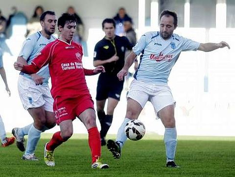 Iago trata de anticiparse a un jugador del Estudiantil. 