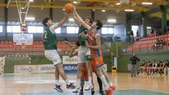 Un partido de baloncesto en el Vila de Noia.