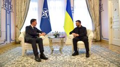 El secretario general de la OTAN, Mark Rutte (izquierda), reunido ayer con el presidente de Ucrania, Volodímir Zelenski (derecha).