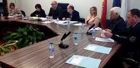 Dos carpetas con la resoluci�n del PSOE, ayer, en los lugares vac�os de Rodr�guez Blanco y V�zquez Mi�ones.