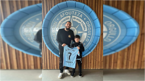 Borja Iglesias obsequi� a Andr� �lvarez con una camiseta del Celta firmada en su visita a la Cidade Deportiva Afouteza.