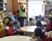 Los peques de Foz ya tiene su carn� de lector. La Biblioteca P�blica Municipal de Foz recibi� ayer la visita de los ni�os de la Escola Infantil A Gali�a Azul. Adem�s de sorprenderse con su fondo literario, salieron de la sala con su carn� de lector en la mano.