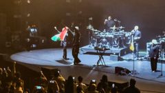 Los miembros de Massive Attack con la bandera palestina.