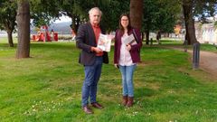 Xos� Mar�a Torres y Vanesa trev�n, miembros de la Secci�n de Amigos do Museo Etnogr�fico de Teixido de la Asociaci�n Cultural Terras do Ortegal