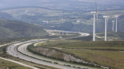 Foto de archivo de la autov�a A-8 y los aerogeneradores del Alto do Fiouco