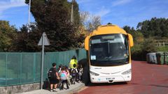 Alumnos del CEIP Vilaverde, este viernes, a la salida de clase para coger el autob�s escolar de Monbus