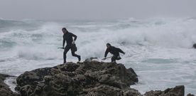 Un pu�ado de percebeiros trabajaron en O Roncudo ayer, con la autorizaci�n especial de la Conseller�a do Mar. 