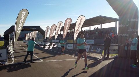 Los corredores entran en la meta de la carrera solidaria de Liberbank.Los corredores entran en la meta de la carrera solidaria de Liberbank 