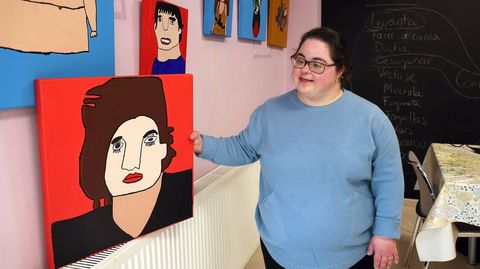 Mar�a Eugenia Reiriz con el cuadro de Roc�o Jurado que aporta a la Mostra de Mulleres Creadoras