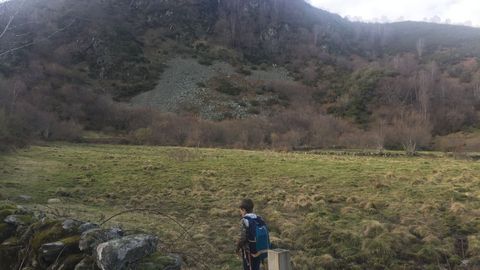 Hayedo de Busmayor. La ruta atraviesa zonas de pastos, con las montaas de Galicia al fondo