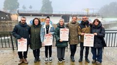 Miembros del Colectivo Vermut y representantes del Club Fluvial con carteles anunciadores del festejo