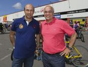 Sara Vieites, los ciclistas de Dumbr�a, Gonzalo Redonda y Yago Iglesias y Jos� Manuel Marcote, junto a Gonzalo Rodr�guez, el �ltimo por la izquierda, impulsor del ciclismo hace muchos a�os en Cee. 
