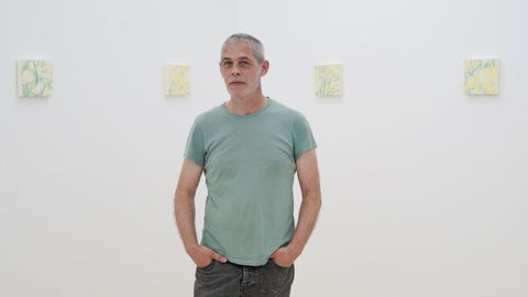 Manuel Mostoy frente a su obra