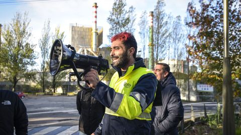 Omar V�zquez, secretario del comit� de empresa de Ence y responsable de Comisiones Obreras en Pontevedra, durante un piquete de la huelga.