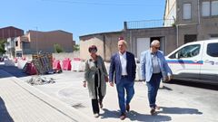 El alcalde Jos� Tom� (en el centro) supervis� las obras de la calle Veigui�a con la teniente de alcalde Gloria Prada y el concejal de Obras, Jos� Luis Losada